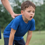 Çabuk yorulan ve oyun sonrası nefes nefese kalan bir çocuk