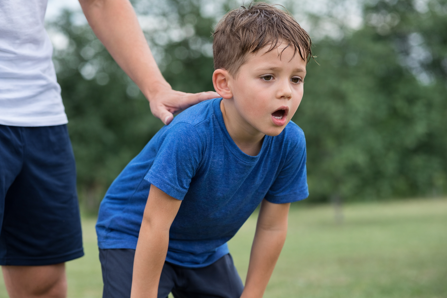 Çabuk yorulan ve oyun sonrası nefes nefese kalan bir çocuk